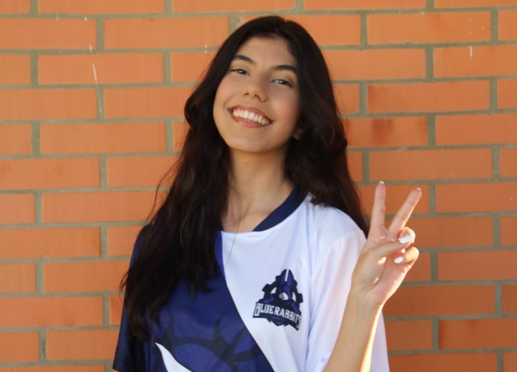 foto da camily sorrindo e fazendo sinal da paz
